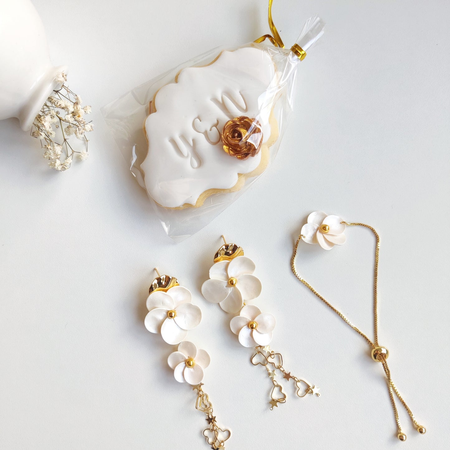 Gourmette et boucles d’oreilles pour mariée