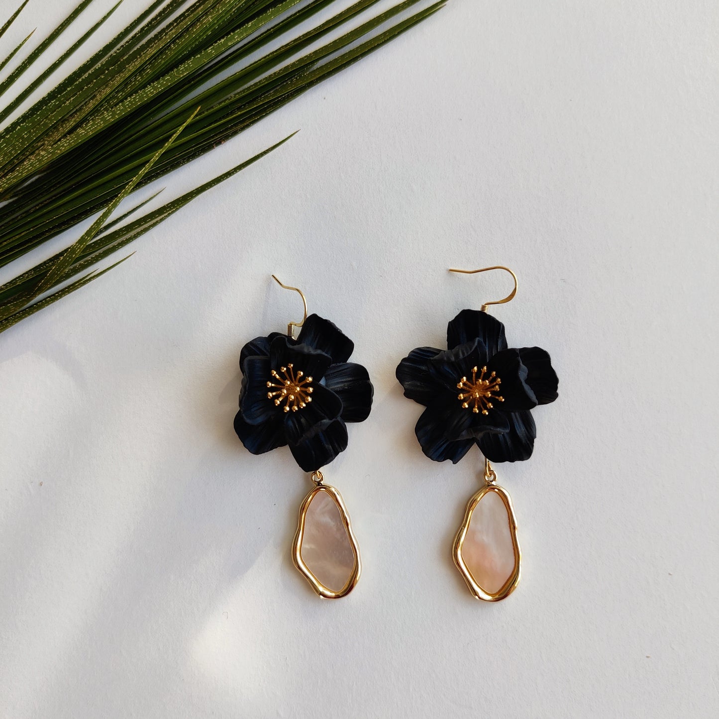 Black and gold floral dangle earrings | Modern flower bridal earrings | Wedding flower earrings handmade | Floral bridal jewelry for brides