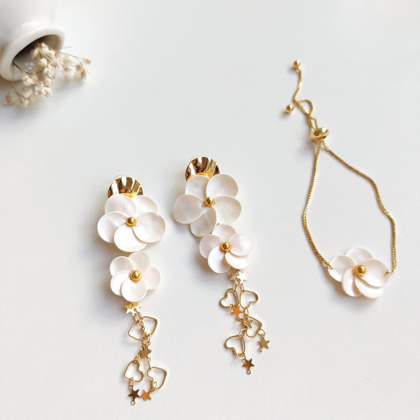 Gourmette et boucles d’oreilles pour mariée