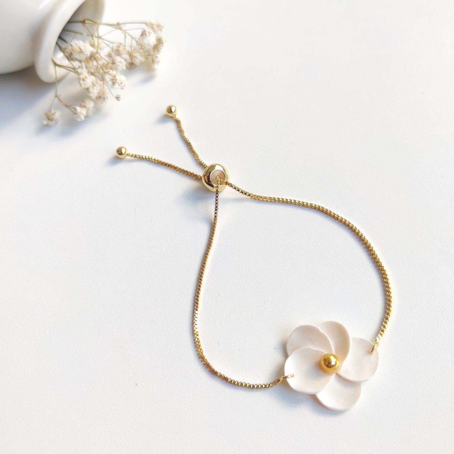 Gourmette et boucles d’oreilles pour mariée