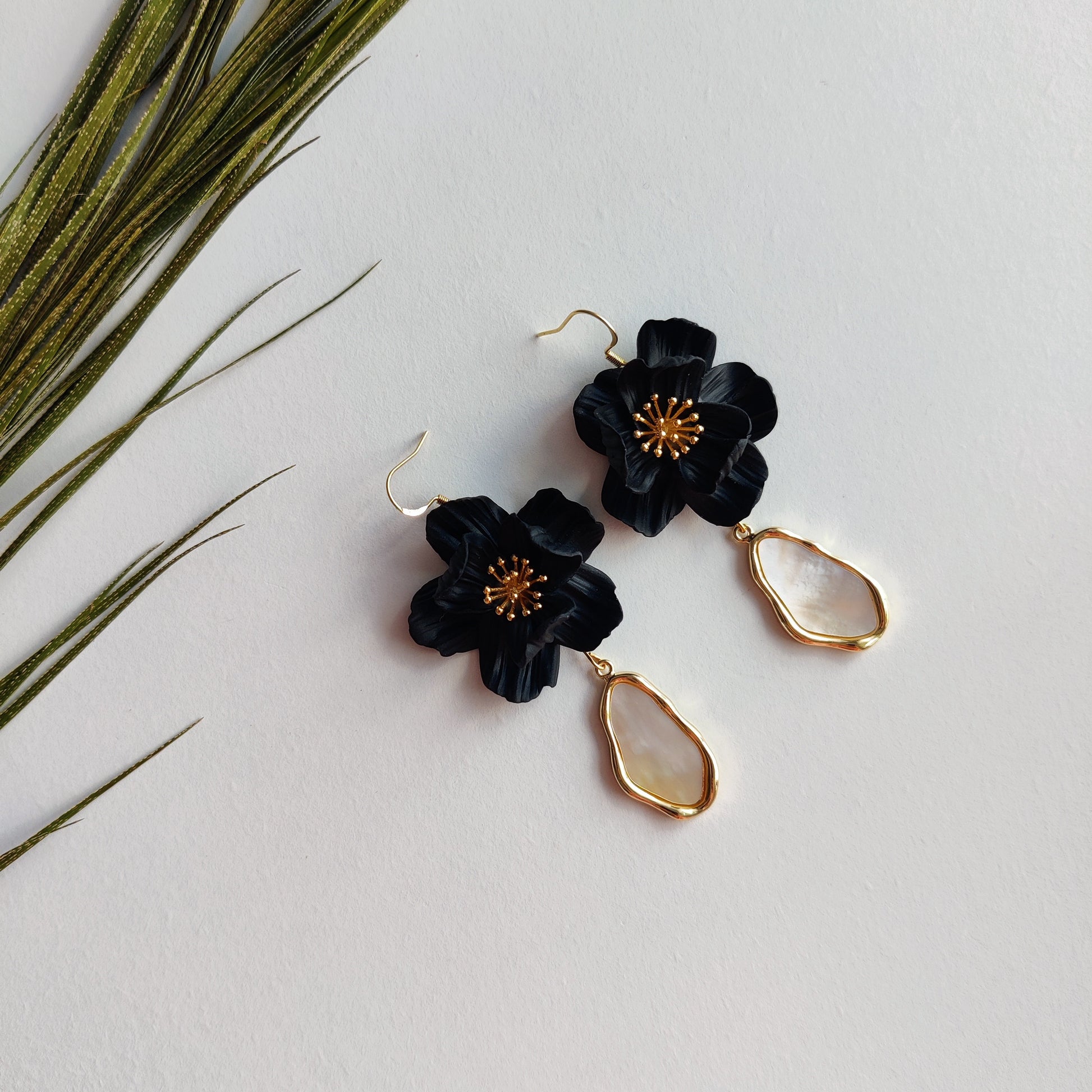 Black and gold floral dangle earrings | Modern flower bridal earrings | Wedding flower earrings handmade | Floral bridal jewelry for brides