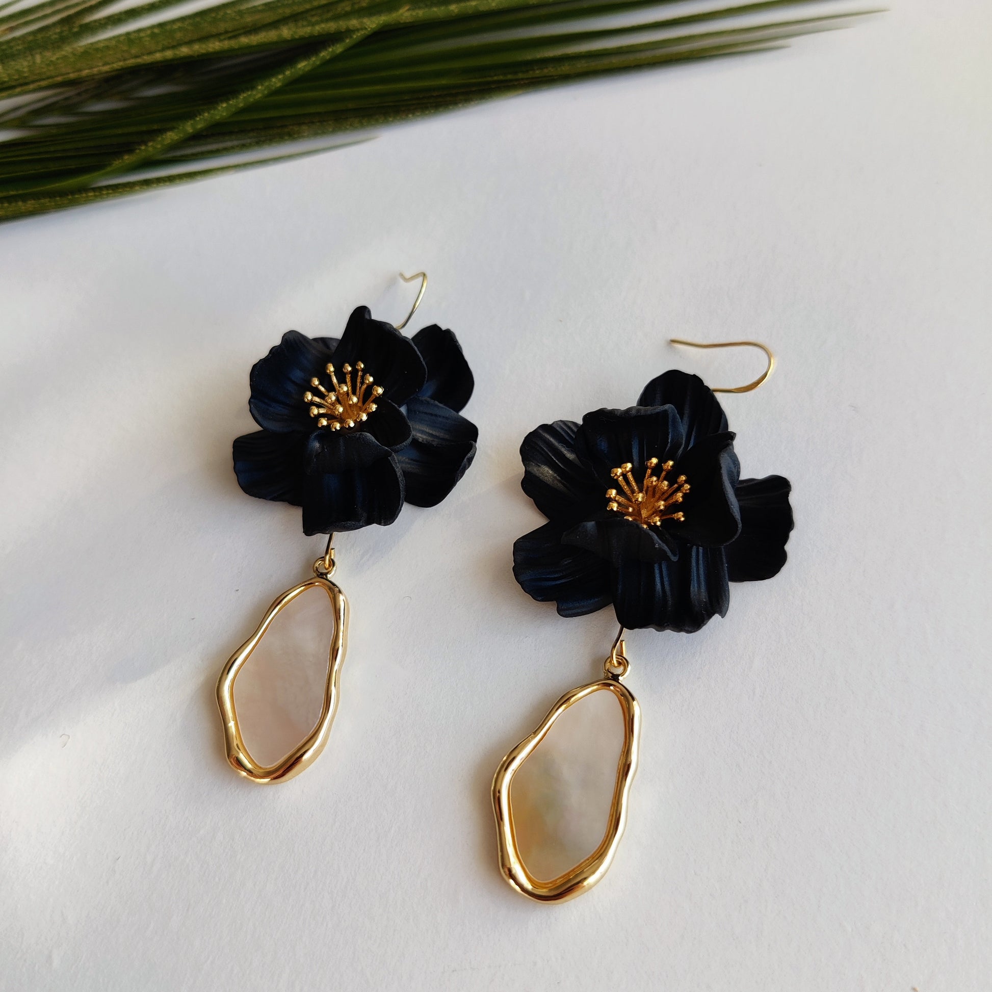 Black and gold floral dangle earrings | Modern flower bridal earrings | Wedding flower earrings handmade | Floral bridal jewelry for brides